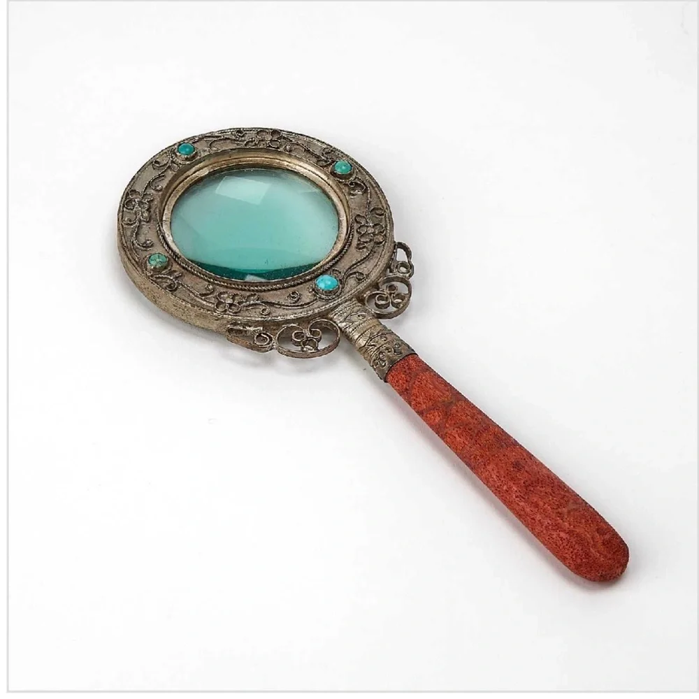 Vintage magnifying glass, and wood handle . With original box, NO TAGS